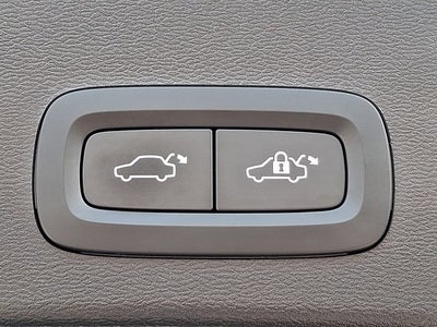 2024 Volvo XC40 Plus Bright Theme