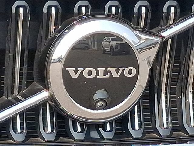 2024 Volvo XC40 Plus Bright Theme