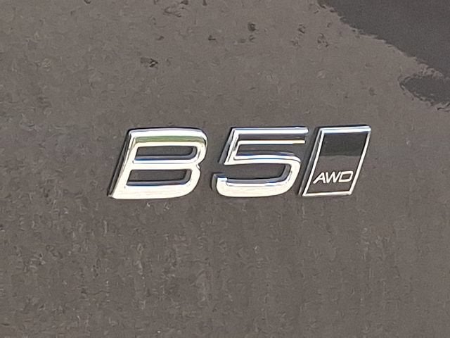 2024 Volvo XC40 Plus Bright Theme