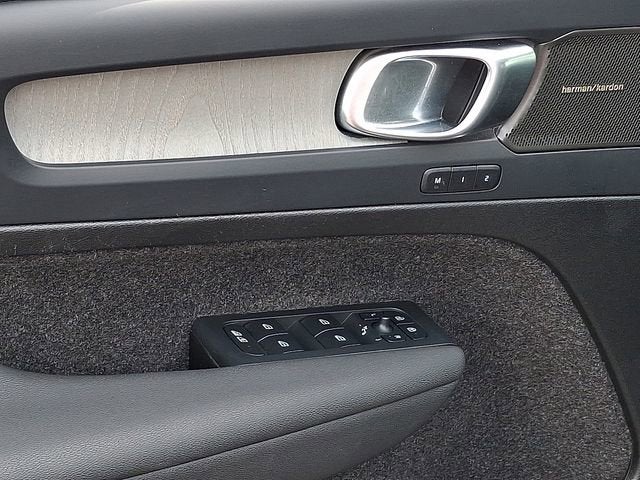 2025 Volvo XC40 Ultra Dark Theme