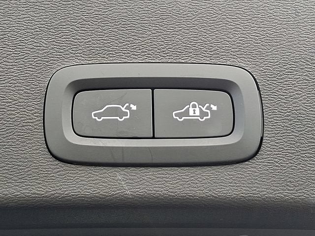 2023 Volvo XC40 Core