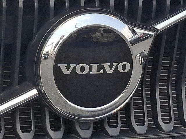 2023 Volvo XC40 Core