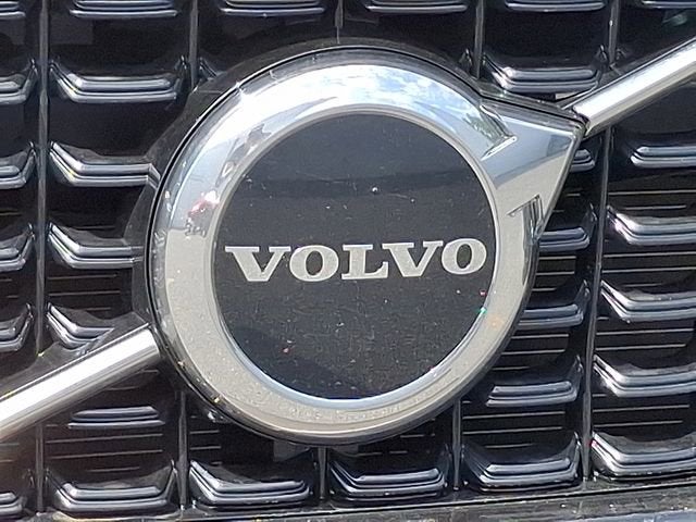2023 Volvo XC40 Plus Dark Theme