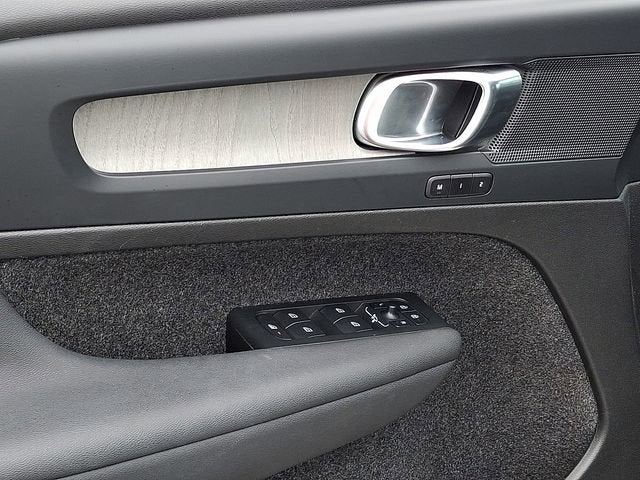 2023 Volvo XC40 Plus Dark Theme