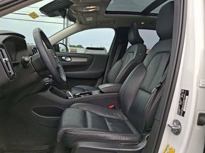 2023 Volvo XC40 Plus Dark Theme