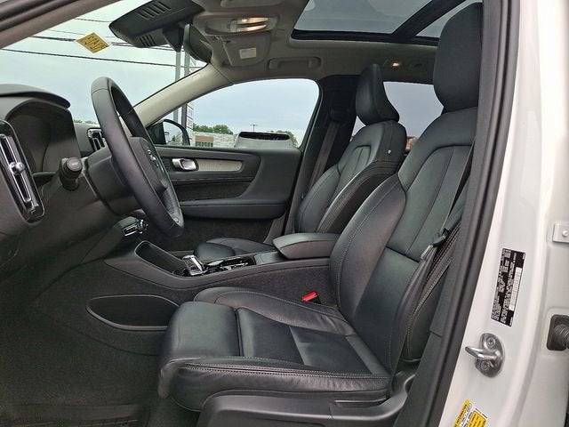 2023 Volvo XC40 Plus Dark Theme