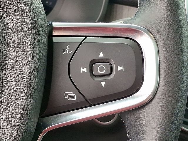 2023 Volvo XC40 Plus Dark Theme