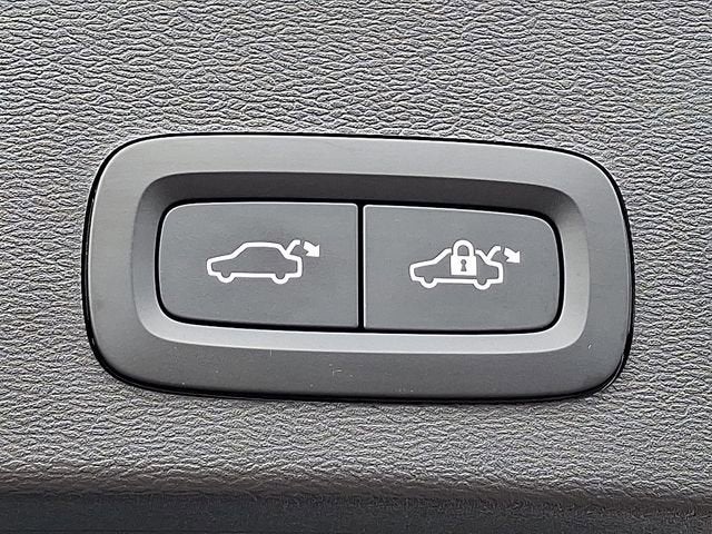 2023 Volvo XC40 Plus Dark Theme