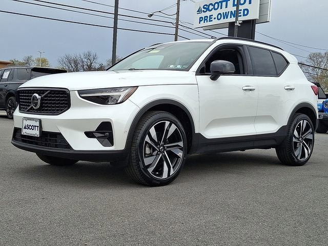 2023 Volvo XC40 Plus Dark Theme