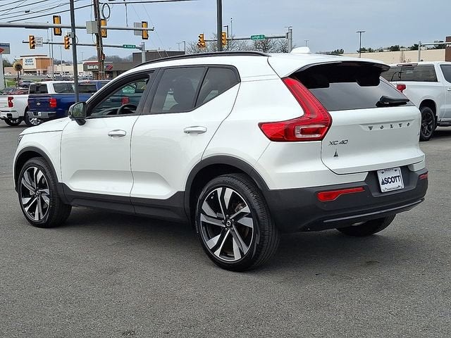 2023 Volvo XC40 Plus Dark Theme