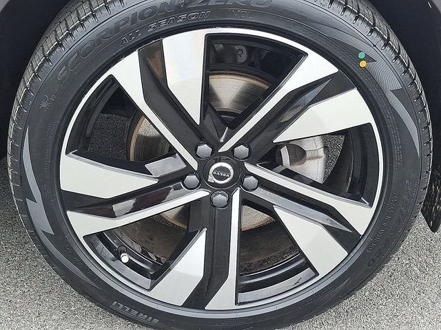 2023 Volvo XC40 Plus Dark Theme