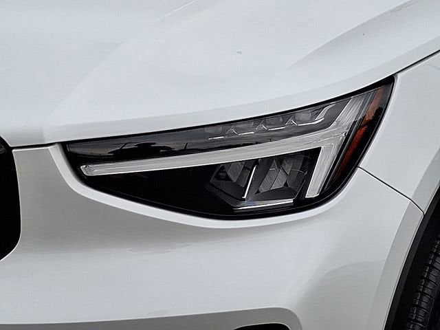 2023 Volvo XC40 Plus Dark Theme