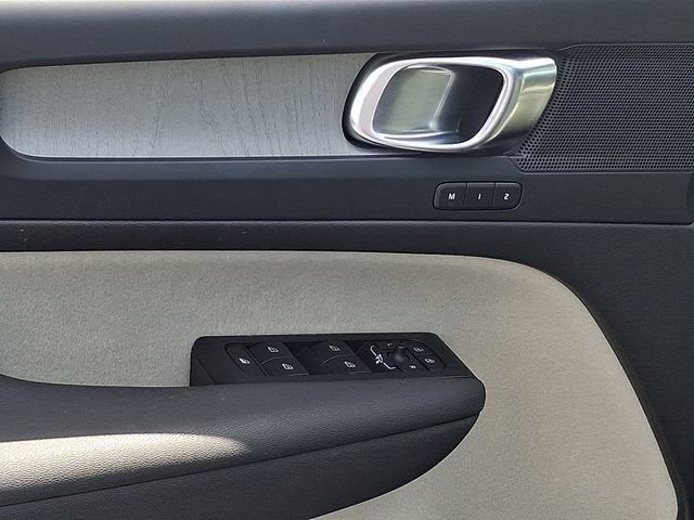2023 Volvo XC40 Plus Dark Theme