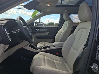 2023 Volvo XC40 Plus Dark Theme