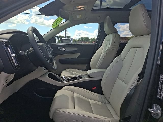 2023 Volvo XC40 Plus Dark Theme