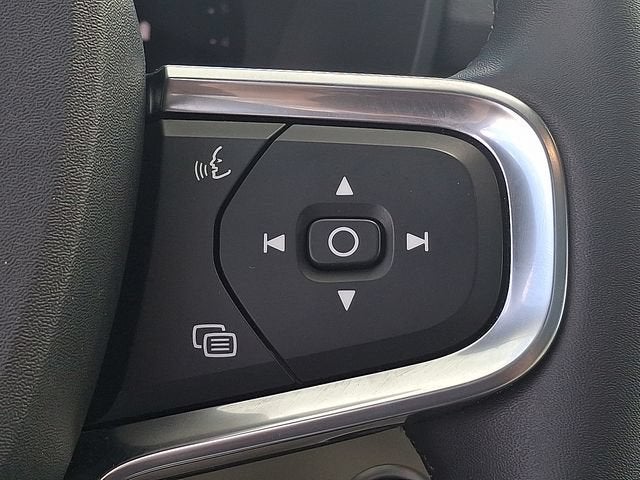 2023 Volvo XC40 Plus Dark Theme