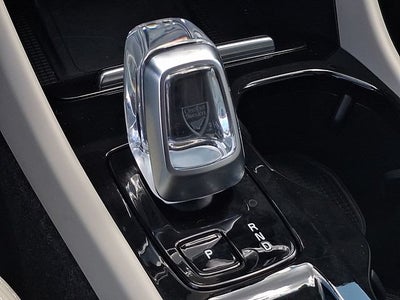 2023 Volvo XC40 Plus Dark Theme