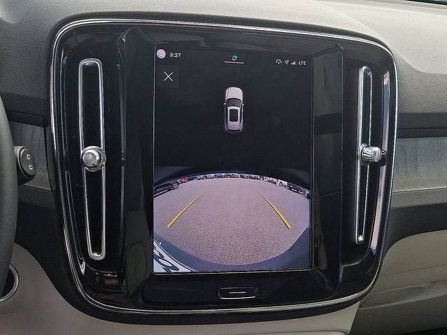 2023 Volvo XC40 Plus Dark Theme