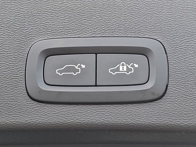 2023 Volvo XC40 Plus Dark Theme
