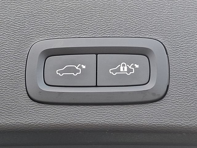2023 Volvo XC40 Plus Dark Theme