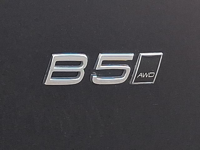 2023 Volvo XC40 Plus Dark Theme