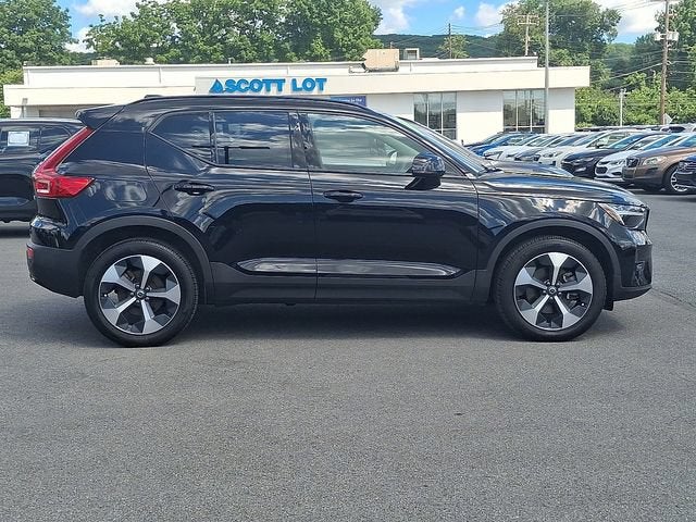 2023 Volvo XC40 Plus Dark Theme