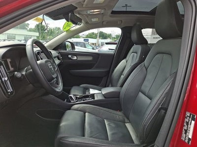 2023 Volvo XC40 Plus Dark Theme