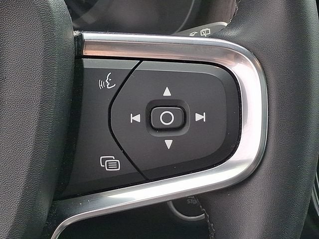 2023 Volvo XC40 Plus Dark Theme