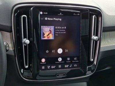 2023 Volvo XC40 Plus Dark Theme
