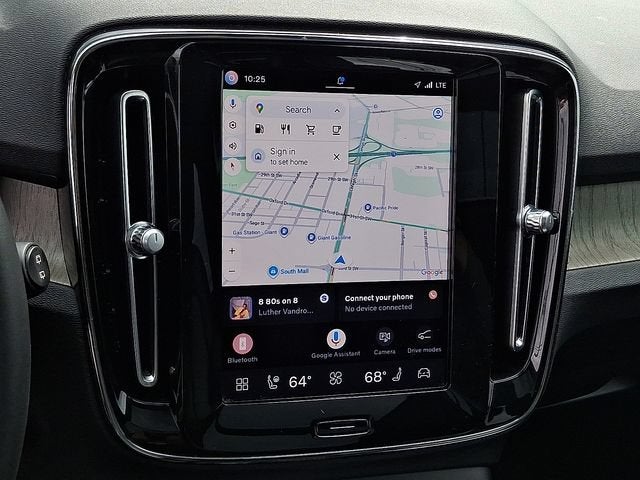 2023 Volvo XC40 Plus Dark Theme