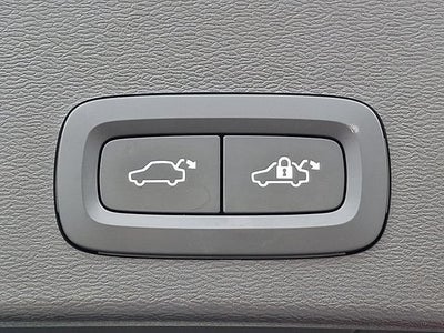 2023 Volvo XC40 Plus Dark Theme