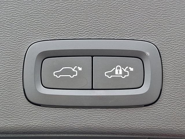 2023 Volvo XC40 Plus Dark Theme