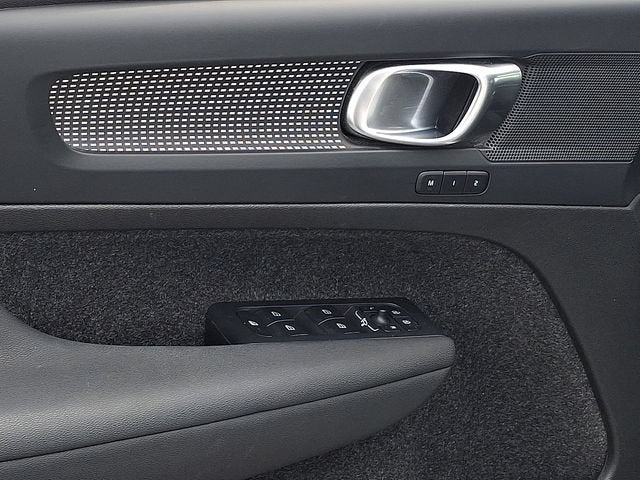 2023 Volvo XC40 Plus Dark Theme