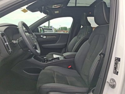 2023 Volvo XC40 Plus Dark Theme
