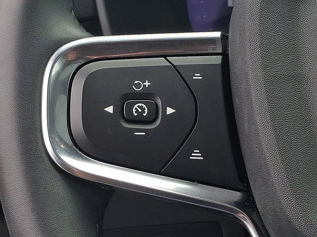 2023 Volvo XC40 Plus Dark Theme