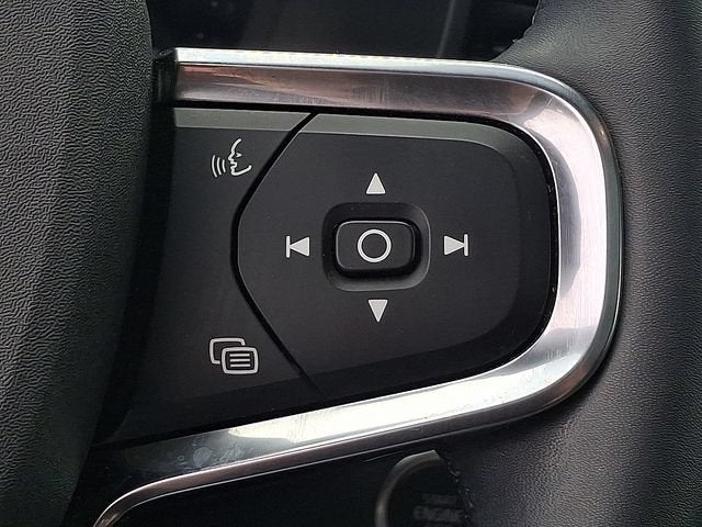 2023 Volvo XC40 Plus Dark Theme