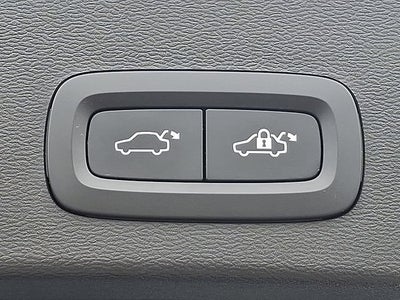 2023 Volvo XC40 Plus Dark Theme