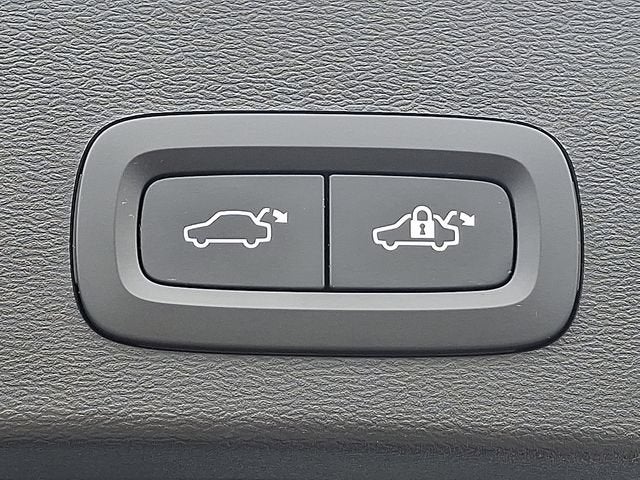 2023 Volvo XC40 Plus Dark Theme