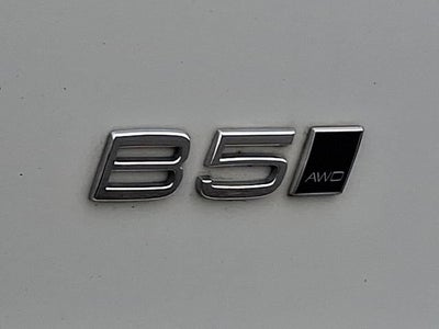 2023 Volvo XC40 Plus Dark Theme