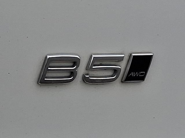 2023 Volvo XC40 Plus Dark Theme