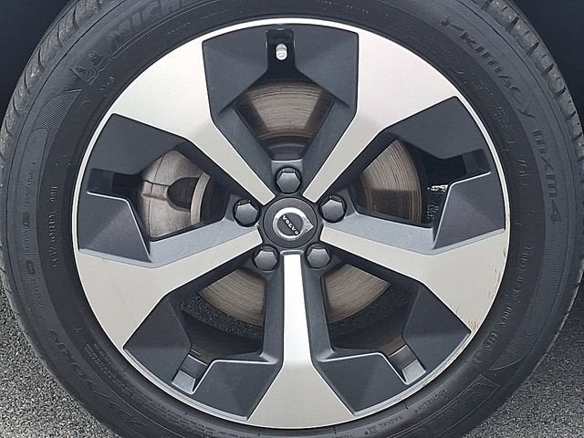 2023 Volvo XC40 Plus Dark Theme