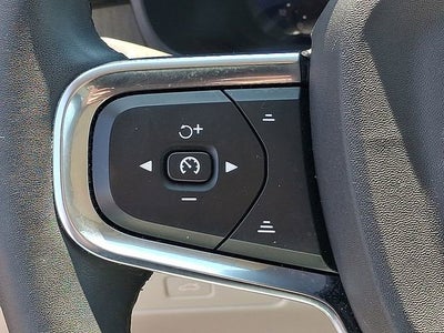2023 Volvo XC40 Plus Dark Theme