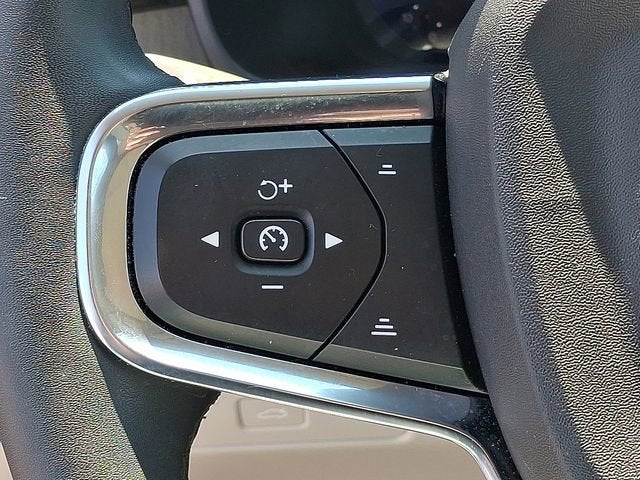 2023 Volvo XC40 Plus Dark Theme