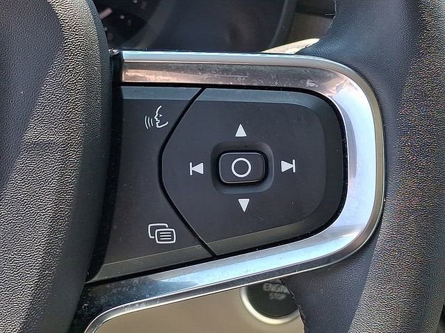 2023 Volvo XC40 Plus Dark Theme