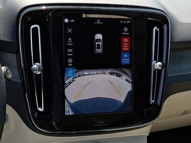 2023 Volvo XC40 Plus Dark Theme