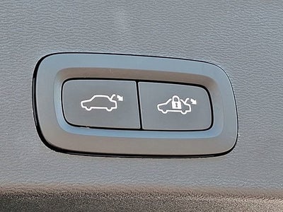 2023 Volvo XC40 Plus Dark Theme