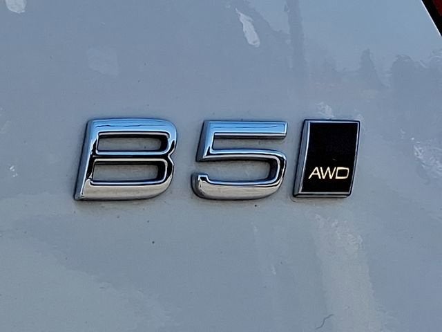 2023 Volvo XC40 Plus Dark Theme