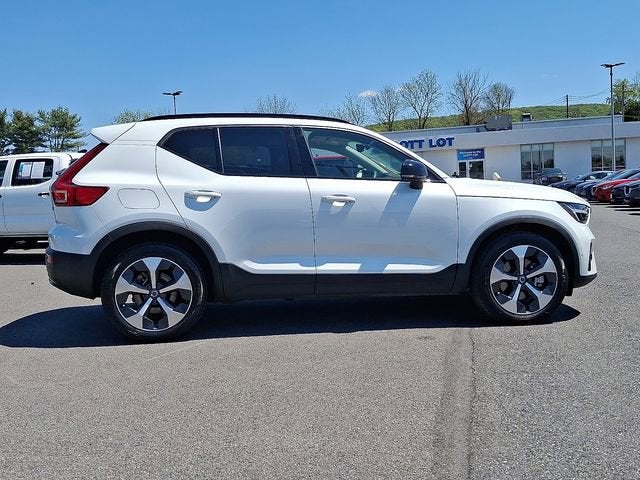 2023 Volvo XC40 Plus Dark Theme